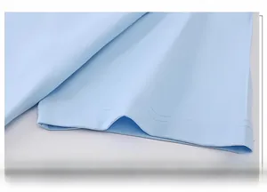 Makroaufnahme der hellblauen T-Shirt-Manschette mit hochwertiger Doppelnadel-Stichnaht