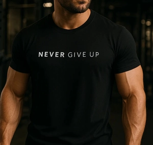Gros plan d'un t-shirt de sport en coton avec texte Never Give Up et coupe athlétique