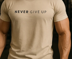 Détail de l'imprimé Never Give Up sur t-shirt de musculation en coton coupe ajustée