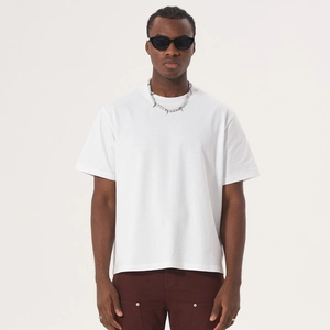 Vista frontale della t-shirt Boxy Fit in cotone pesante bianco con vestibilità ampia