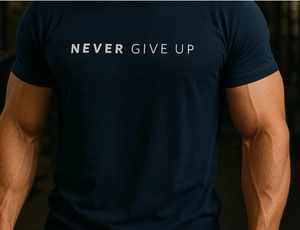 Gros plan du t-shirt de sport marine en coton avec imprimé NEVER GIVE UP sur mannequin