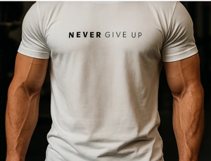 Gros plan sur l'imprimé Never Give Up du t-shirt de sport en coton blanc pour homme