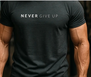 Détail d'un t-shirt de sport gris foncé avec imprimé Never Give Up et coupe ajustée homme