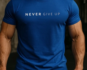 Détail du t-shirt de sport bleu marine avec texte NEVER GIVE UP et coupe moulante en coton