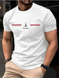 Dettaglio della stampa grafica Torre Eiffel di Parigi su T-shirt in cotone bianco da uomo