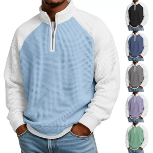 Détail de la maille gaufrée et design bicolore sur ce polo à col zippé pour hommes