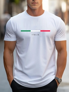 Dettaglio della t-shirt bianca con strisce della bandiera italiana e stampa sul petto
