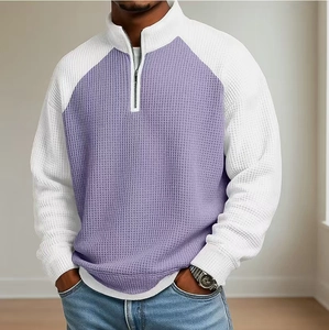 Détail de la texture gaufrée et design contrasté sur ce polo pour homme lavande