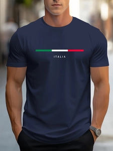 Dettaglio della maglietta blu scuro con strisce verde bianco rosso e stampa Italia sul petto