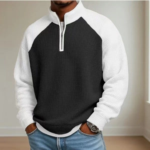 Détails de la maille gaufrée sur polo pour hommes avec col montant et fermeture éclair