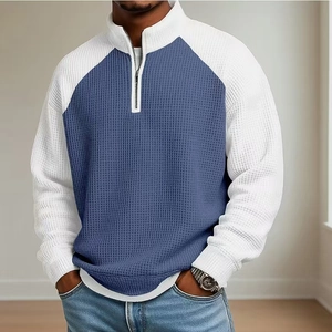 Détail de la maille gaufrée et design bicolore sur ce polo à manches longues