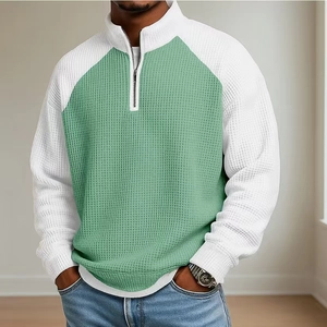 Détail de la texture gaufrée du polo homme avec demi-zip et design contrasté vert et blanc