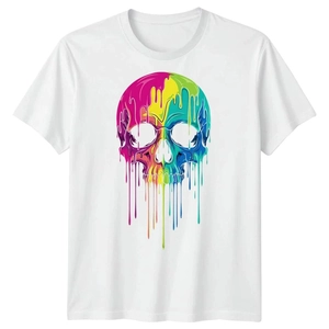 Gros plan sur t-shirt blanc en coton avec motif de crâne coloré à effet fondu