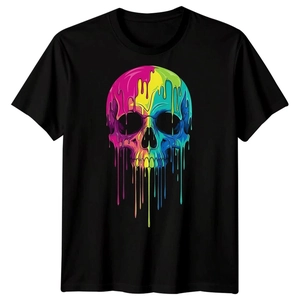 Gros plan sur l'imprimé crâne coloré artistique sur un t-shirt noir à col rond