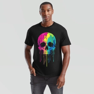 Détail de l'imprimé crâne de lave artistique sur un T-shirt noir en coton pour homme