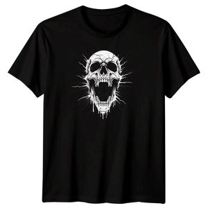 Détail d'un T-shirt noir en coton avec un grand imprimé de crâne blanc sur la poitrine
