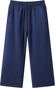 Dettaglio dei pantaloni casual blu scuro a gamba larga con coulisse in vita e tasche laterali