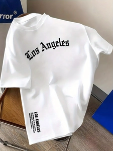 Makro-Detail der Los Angeles Gotik-Schrift auf weißem Premium-Baumwoll-Kurzarm-T-Shirt