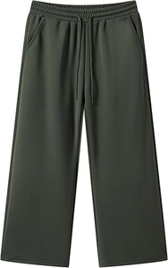 Dettaglio dei pantaloni larghi verde oliva scuro con elastico e coulisse in vita