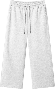 Dettaglio dei pantaloni sportivi grigi a gamba larga con vita elastica e coulisse