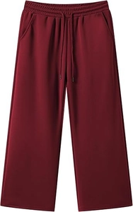 Dettaglio dei pantaloni larghi bordeaux con vita elastica e trama della coulisse