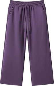 Dettaglio dei pantaloni sportivi larghi viola scuro con vita elastica e coulisse abbinata