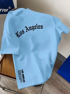 Detail eines hellblauen Baumwoll-T-Shirts mit gotischem Los-Angeles-Aufdruck und Streetwear-Schnitt