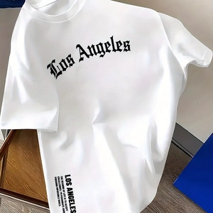 Detail der Los Angeles Gothic-Aufschrift und Zitat-Druck auf weißem Baumwoll-T-Shirt