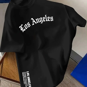 Detailansicht des Los Angeles Gothic-Prints und Text auf dem schwarzen Baumwoll-T-Shirt