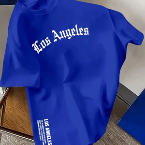 Detail von Los Angeles Gothic-Druck und Text auf dem kleinblauen Baumwoll-T-Shirt