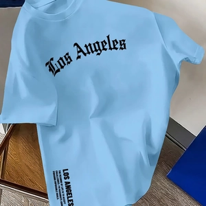 Detail eines hellblauen Baumwoll-T-Shirts mit gotischem Los Angeles Aufdruck und Rundhals