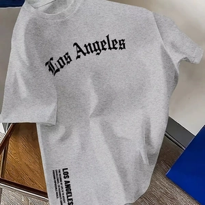 Nahaufnahme des Los Angeles-Aufdrucks und Slogans auf einem grauen Baumwoll-T-Shirt
