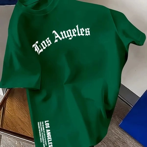 Detail von Los Angeles Gothic-Schriftzug und Spruch-Print auf dunkelgrünem Baumwoll-T-Shirt