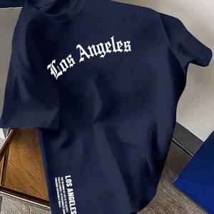 Detail des weißen Los Angeles Aufdrucks auf einem dunkelblauen Baumwoll-T-Shirt