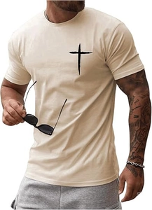 Detailansicht der gothischen schwarzen Kreuzgrafik auf dem beigen Herren-T-Shirt