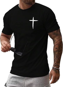 Detailaufnahme des gotischen weißen Kreuzdrucks auf einem schwarzen Herren-T-Shirt