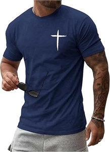 Detailansicht des gotischen weißen Kreuzdrucks auf dunkelblauem Herren-T-Shirt mit Textur