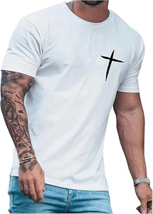 Detail eines gotischen schwarzen Kreuzdrucks auf der Brust eines weißen Baumwoll-T-Shirts