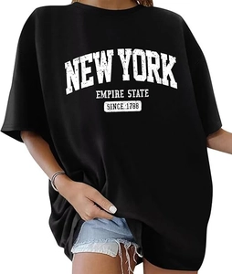 Detail des New York Aufdrucks auf schwarzem Oversize Baumwoll T-Shirt im Gothic Stil