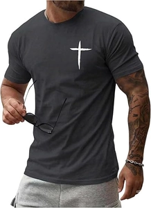Detailansicht graues T-Shirt mit kleinem weißem Kreuz-Druck auf der linken Brust