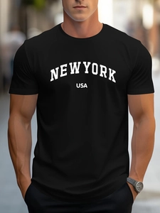 Détail d'un t-shirt en coton noir avec imprimé New York USA blanc porté par un mannequin