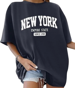 Detailaufnahme des New York Aufdrucks auf einem dunkelgrauen Gothic Baumwoll-T-Shirt