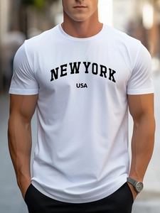 Détail de l'imprimé New York USA sur un t-shirt blanc à col rond pour hommes
