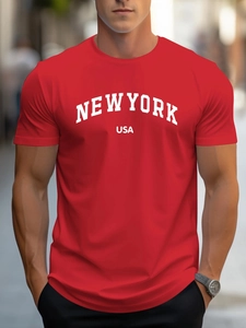 Détail d'un t-shirt rouge à col rond avec imprimé New York USA blanc dans un style urbain