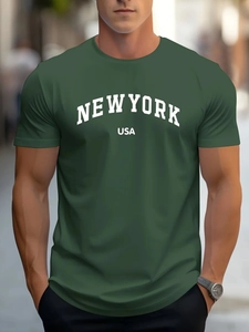 Gros plan sur l'imprimé New York USA gothique sur un t-shirt vert foncé à manches courtes