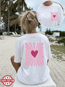 Détails du motif cœur rose au dos et de l'imprimé sur la poitrine du t-shirt blanc en coton
