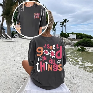 Détail de l'imprimé tournesol sur le t-shirt gris foncé surdimensionné pour femmes