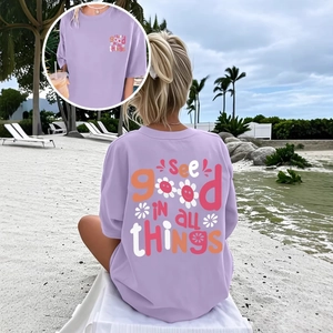 Détail du dos d'un t-shirt violet oversize avec imprimé floral See good in all things