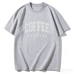 Detail van de witte COFFEE WEATHER letters op gemêleerd grijs katoenen t-shirt