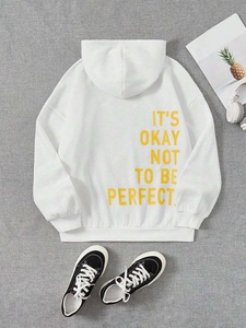 Flachbild-Detail eines weißen Oversize-Hoodies mit gelbem Motivations-Text auf dem Rücken